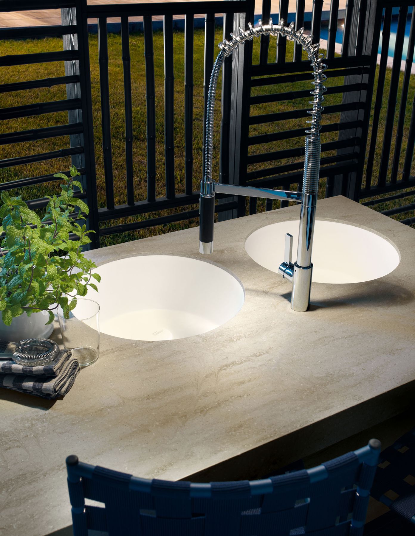 sites/be.corian.fr/IMG/jpg/kitchen-surface-outdoor-charm-02.jpg